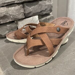 Cliffs Banksy by White Mountain crisscross, treaded outsole light,flexible thong